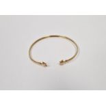 9ct gold bangle with star terminals, 2.7g