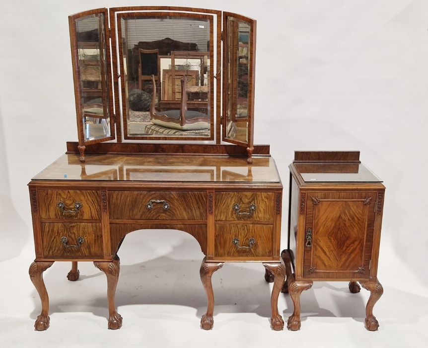 Early 20th century mahogany veneer dressing table with three section folding bevel edged mirror over