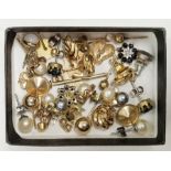 Quantity of gold and gold-coloured metal earrings including two pairs of knot-pattern and some