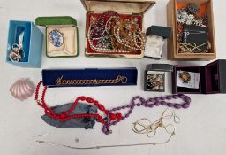 Quantity of costume jewellery to include bead necklaces