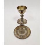 Edwardian silver chalice and paten, London 1909, the parcel-gilt challis with knopped hexagonal stem