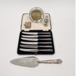 Set of six silver-handled afternoon tea knives, a Victorian silver vesta case, Chester 1900, a