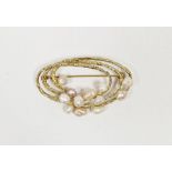 9ct gold and freshwater pearl brooch in the form of three overlapping openwork ovals and set 12