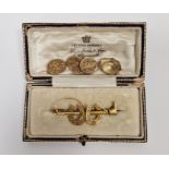 9ct gold double horseshoe and riding crop bar brooch, a pair of gold-coloured metal cufflinks (