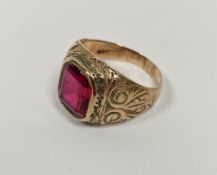 Gent's 9ct gold signet ring set with a single emerald cut red stone, with engraved decoration to the