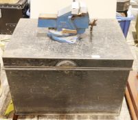Metal trunk and a vice (2)