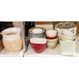 Small quantity of plant pots