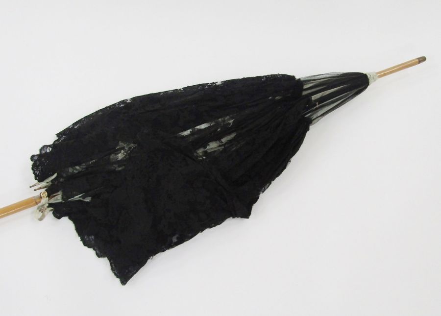 Late 19th/early 20th century parasol with a carved wooden handle as bamboo, black lace with a - Image 2 of 5