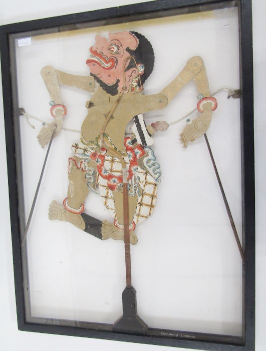 Four Javanese puppets each painted and decorated on turned wooden stick and stand within perspex and - Image 22 of 40