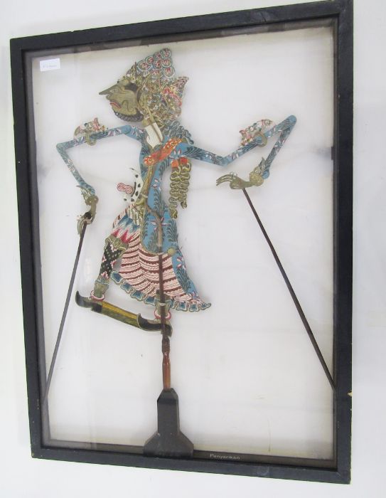 Four Javanese puppets each painted and decorated on turned wooden stick and stand within perspex and - Image 9 of 40