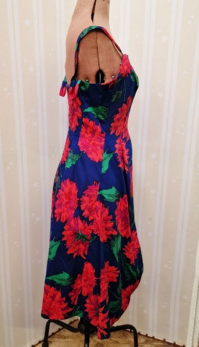 1950's silk cocktail dress, blue printed with vibrant pink/red/purple carnation pattern,  tulip - Image 20 of 22