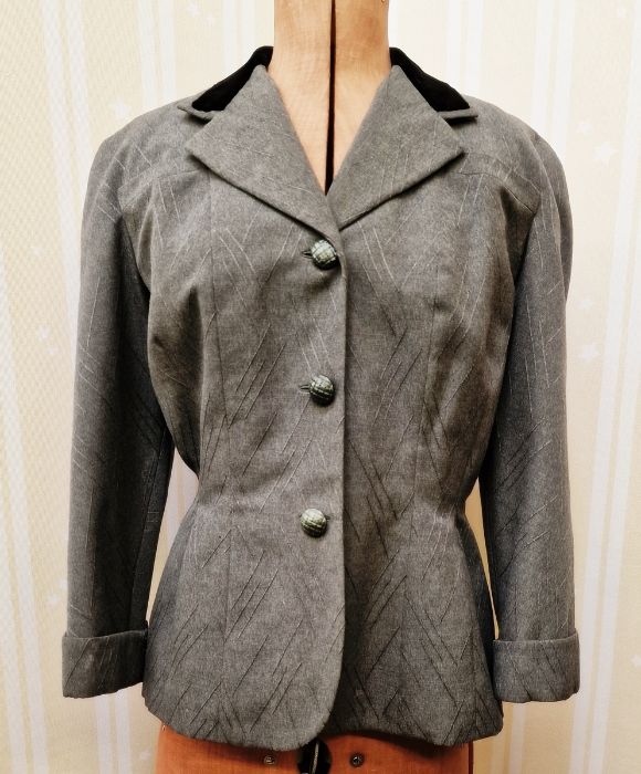 1940's grey wool jacket, fitted at the waist, with black velvet collar, three-quarter length sleeves - Image 3 of 4