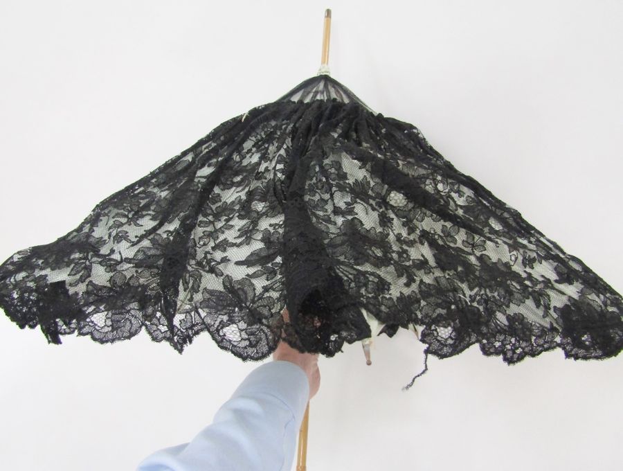 Late 19th/early 20th century parasol with a carved wooden handle as bamboo, black lace with a - Image 4 of 5