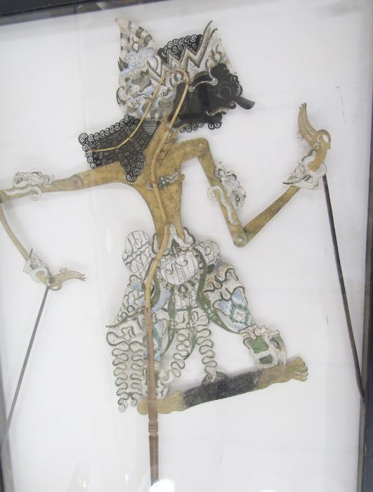 Four Javanese puppets each painted and decorated on turned wooden stick and stand within perspex and - Image 10 of 40