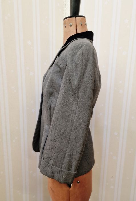 1940's grey wool jacket, fitted at the waist, with black velvet collar, three-quarter length sleeves - Image 2 of 4