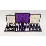 Set of six George V silver tea spoons, with a matched pair of sugar tongs, housed in a fitted