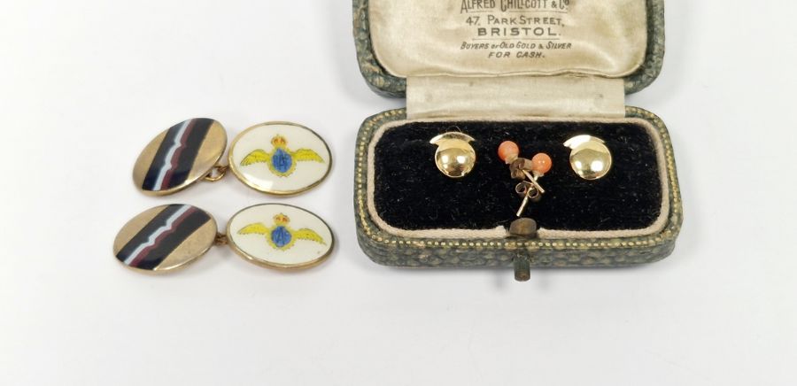 Two 18ct gold collar studs, 2.8g and two gilt-metal and enamel RAF VR cufflinks