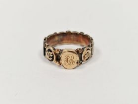 Victorian gold-coloured metal and enamel mourning ring having oval medallions with italic letters