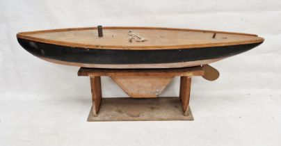 Large mid 20th century model pond yacht, the hull painted in black and terracotta, with decking,