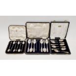 Set of six George V silver tea spoons with matching pair of sugar tongs, housed in a fitted case,
