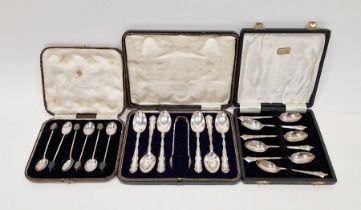 Set of six George V silver tea spoons with matching pair of sugar tongs, housed in a fitted case,