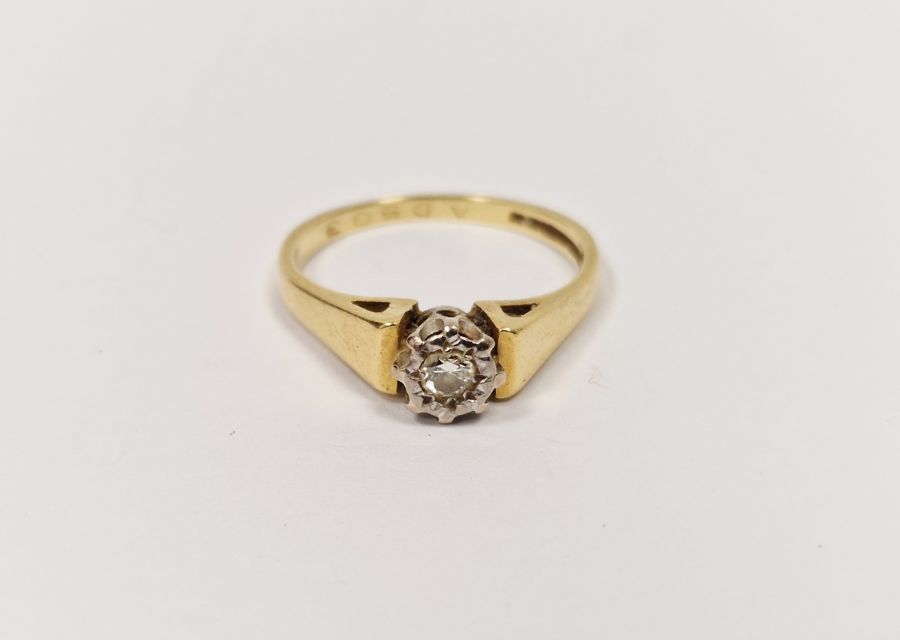 18ct gold solitaire diamond ring, the stone with illusion setting  Condition Report Weight approx.