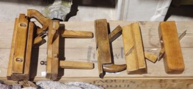 Collection of various wooden carpenters planes (1 box)