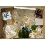 Cut glass vase with floral decoration and further assorted glassware (1 box)