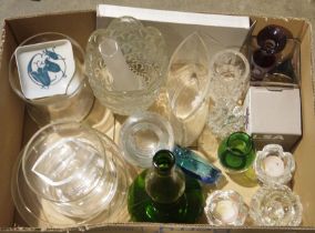 Cut glass vase with floral decoration and further assorted glassware (1 box)