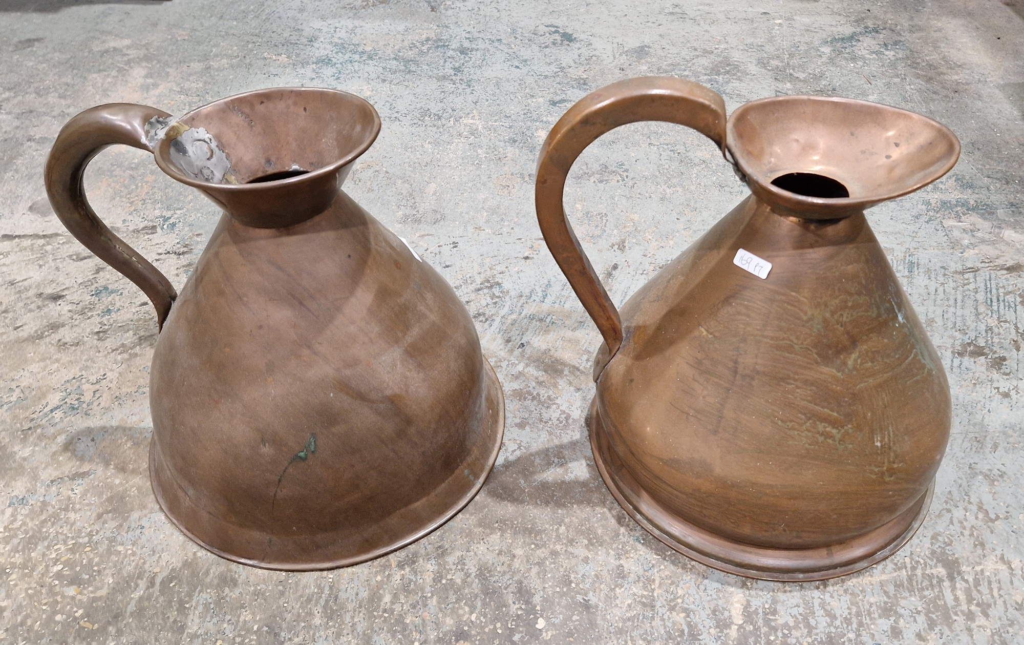 Group of metalware including: copper measuring pitchers in sizes (one gallon to one pint), a brass - Image 2 of 2