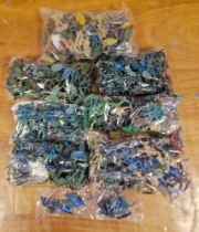 Quantity of plastic model soldiers, various makes (1 bag)