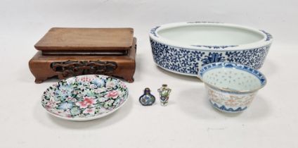 20th century Chinese porcelain footed oval dish decorated in Ming-style in blue with scrolling