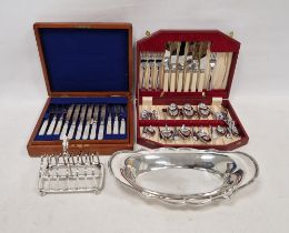 Set of 12 mother-of-pearl handled silver-plated dessert eaters with engraved decoration, in mahogany