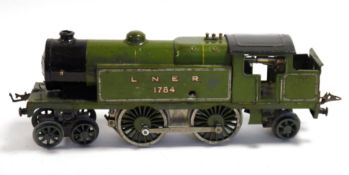 Hornby 'O' gauge 4-4-2 tank clockwork locomotive LNER 1784 with green livery. Appears to have been