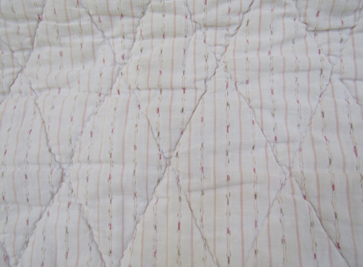 Mid 20th century reversible double quilt lined with wool, printed with pink flower sprays to one - Image 3 of 6