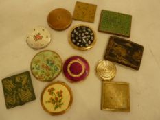 Assorted vintage compacts to include a Stratton, Coalport, Kigu of London, two cigarette cases, a