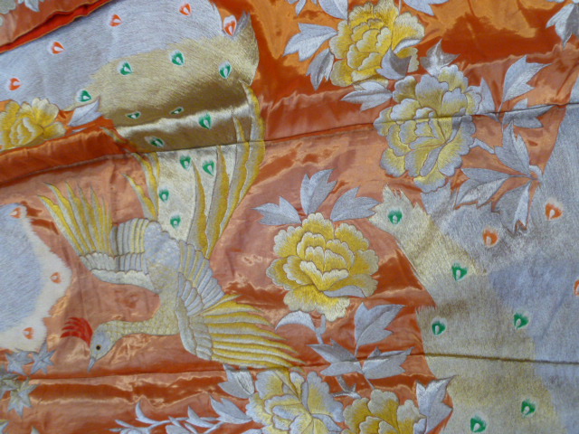 Japanese silk Uchikake wedding kimono, heavily embroidered in silver and gold thread with flowers, - Image 2 of 4
