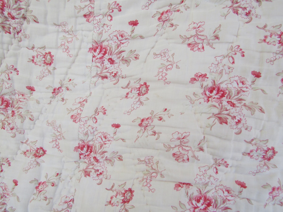 Mid 20th century reversible double quilt lined with wool, printed with pink flower sprays to one - Image 5 of 6