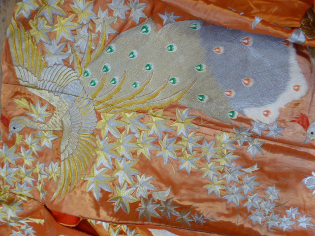 Japanese silk Uchikake wedding kimono, heavily embroidered in silver and gold thread with flowers, - Image 4 of 4