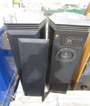 A pair of JBL HP-420 speakers in black pentagonal cases (30x28x 86 cm)