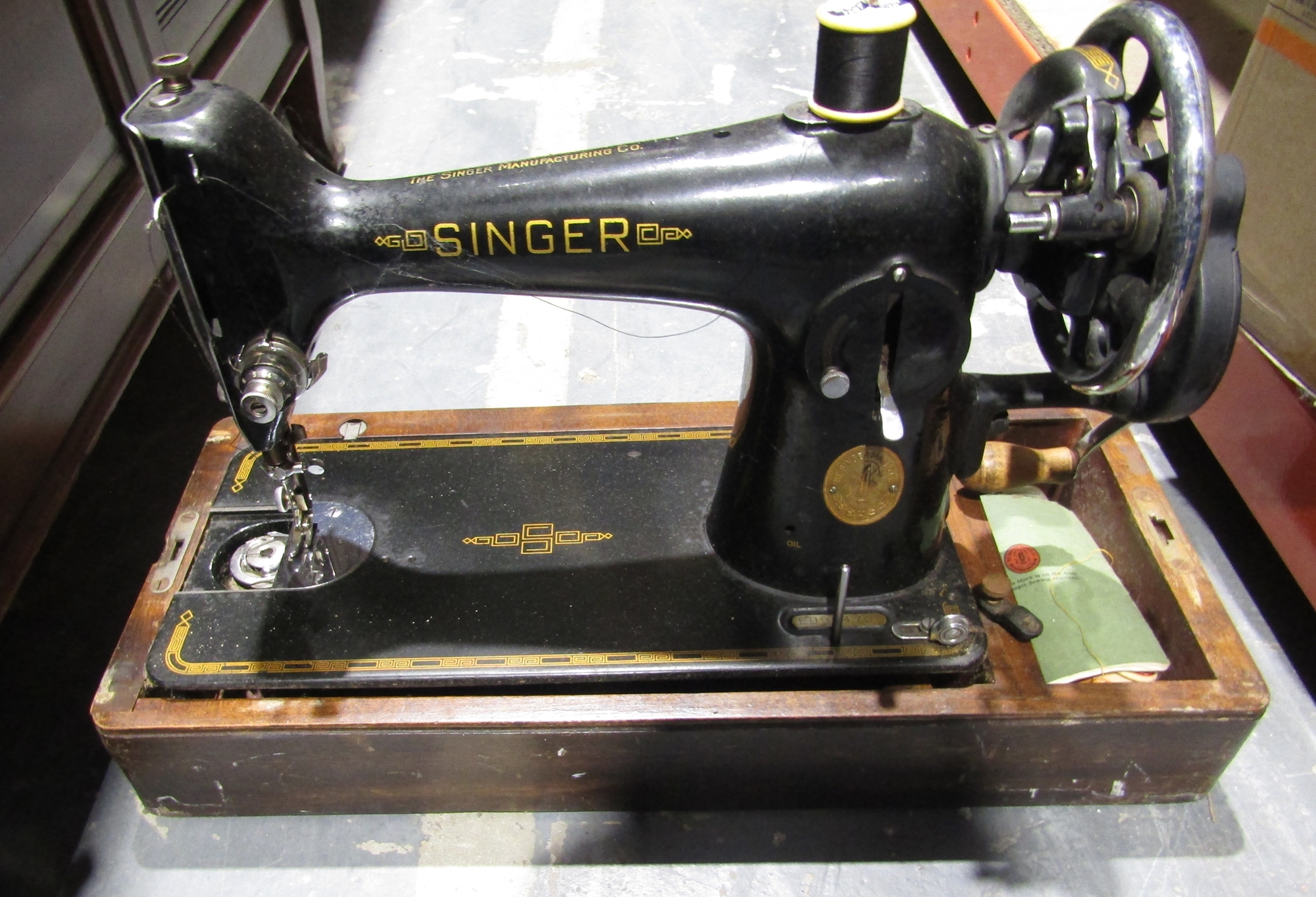 Vintage Singer table top sewing machine in domed wooden case - Image 3 of 4