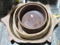 Large carved wooden bread platter, a woven basket and a wooden salad bowl (3)