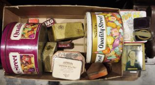 Quantity of vintage tins to include Mackintosh's Quality Street, OXO Cubes, a Wills Cut Golden Bar