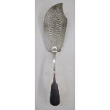 George III silver fish slice, engraved thistle decoration to the blade, with fiddle pattern