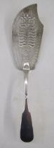 George III silver fish slice, engraved thistle decoration to the blade, with fiddle pattern