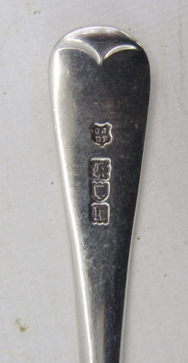 Twelve matched Edwardian silver dessert spoons, old English pattern handles, hallmarked London - Image 3 of 3