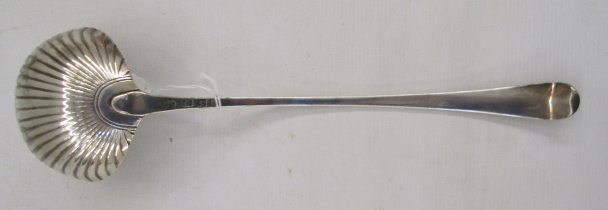 Georgian silver sauce ladle, the bowl shaped as a scallop shell, bright cut handle, hallmarks - Image 2 of 3