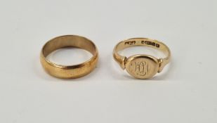 9ct gold wedding ring size L1/2  and 9ct gold signet ring size M1/2, 5.9g total approx (2)