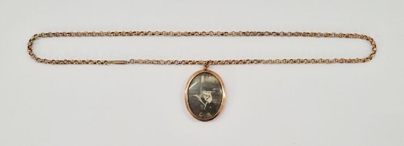 Gold-coloured metal oval photographic pendant, double-sided, and the gold-coloured chain link