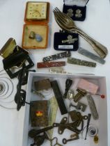 Assorted collectables to include a silver thimble, pewter cufflinks and tie pin modelled as
